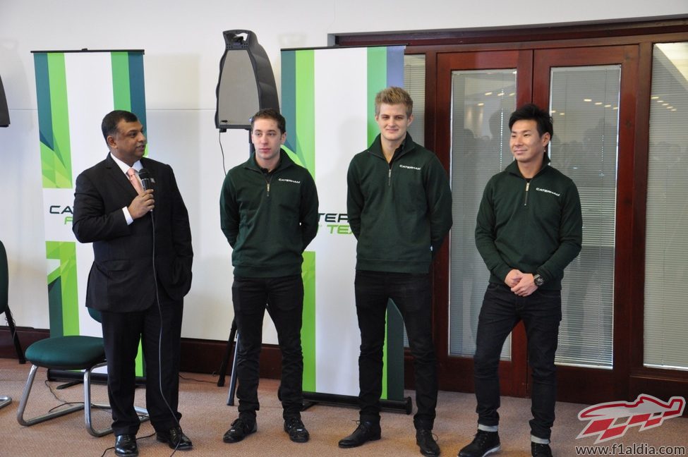 Tony Fernandes introduce a sus pilotos