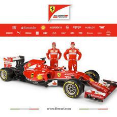 Fernando Alonso y Kimi Räikkönen junto al F14-T