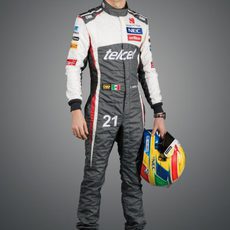 Esteban Gutiérrez posa con los colores de Sauber