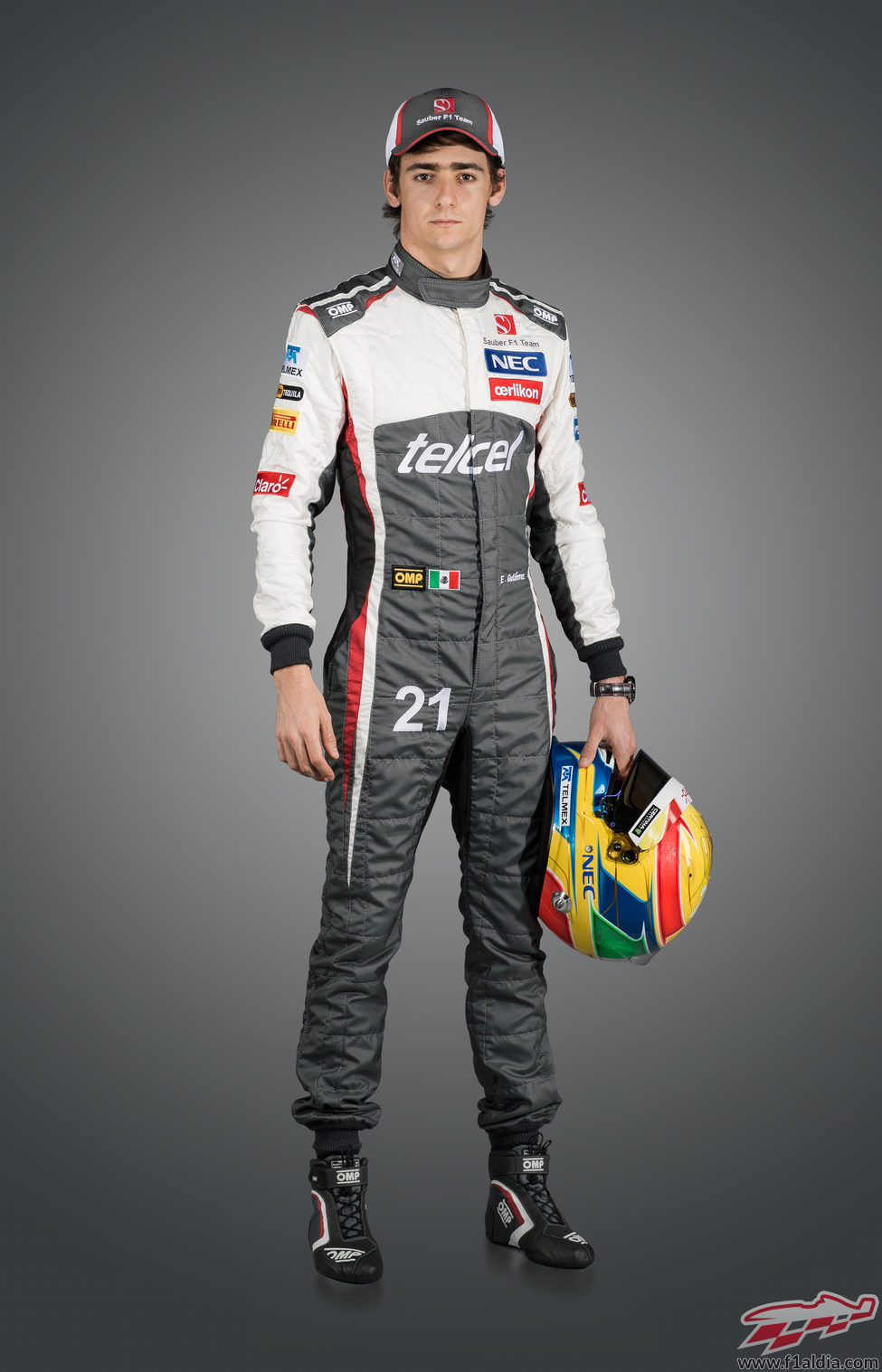 Esteban Gutiérrez posa con los colores de Sauber