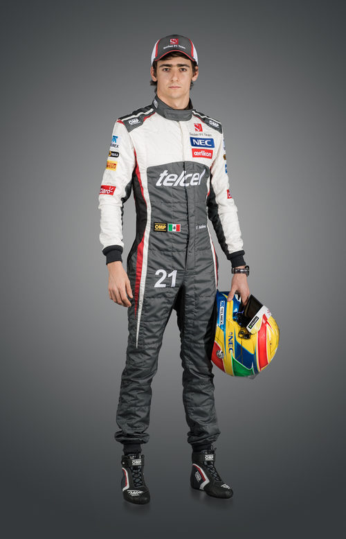 Esteban Gutiérrez posa con los colores de Sauber