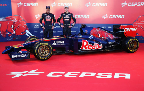 Vergne y Kvyat posan junto al Toro Rosso STR9