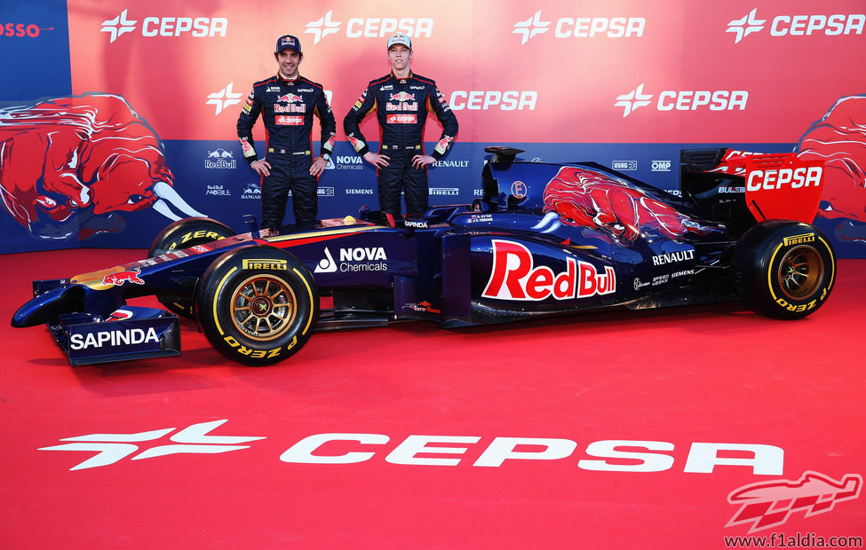 Vergne y Kvyat posan junto al Toro Rosso STR9