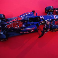 Jean-Éric Vergne sonríe junto a su nuevo Toro Rosso STR9