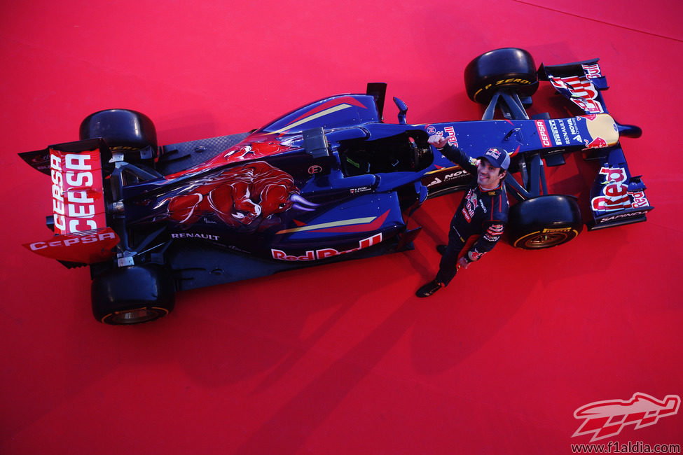 Jean-Éric Vergne sonríe junto a su nuevo Toro Rosso STR9