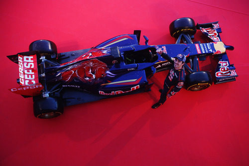 Jean-Éric Vergne sonríe junto a su nuevo Toro Rosso STR9