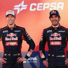 Vergne y Kvyat sonrientes durante la presentación del STR9