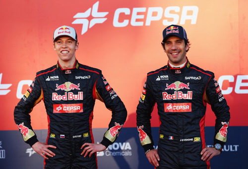 Vergne y Kvyat sonrientes durante la presentación del STR9