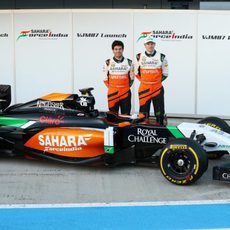 Nico Hülkenberg y Sergio Pérez posan junto al VJM07