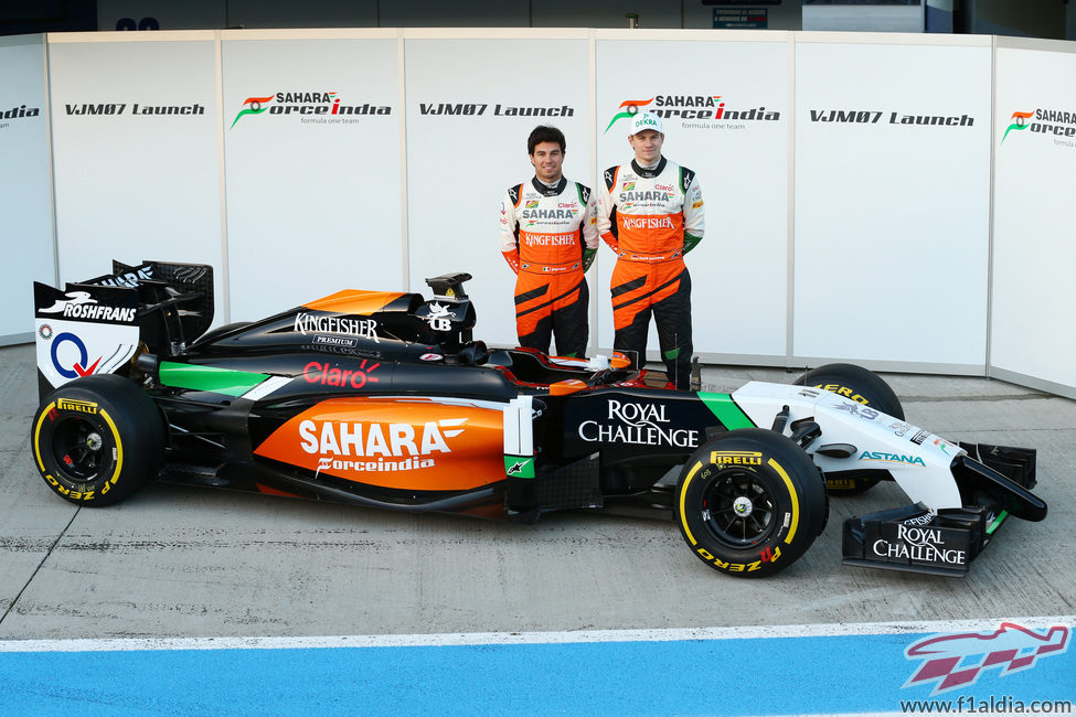 Nico Hülkenberg y Sergio Pérez posan junto al VJM07