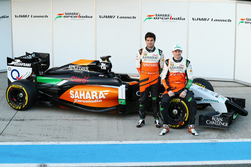 Sergio Pérez y Nico Hülkenberg, junto al VJM07