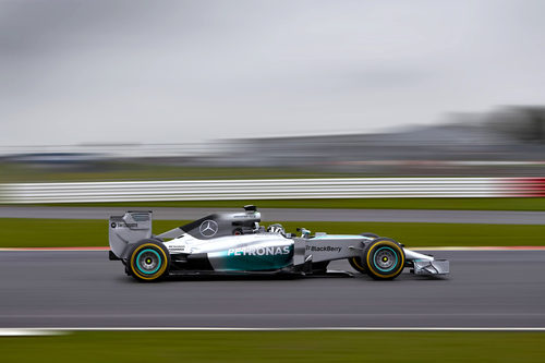 El Mercedes rueda en Silverstone