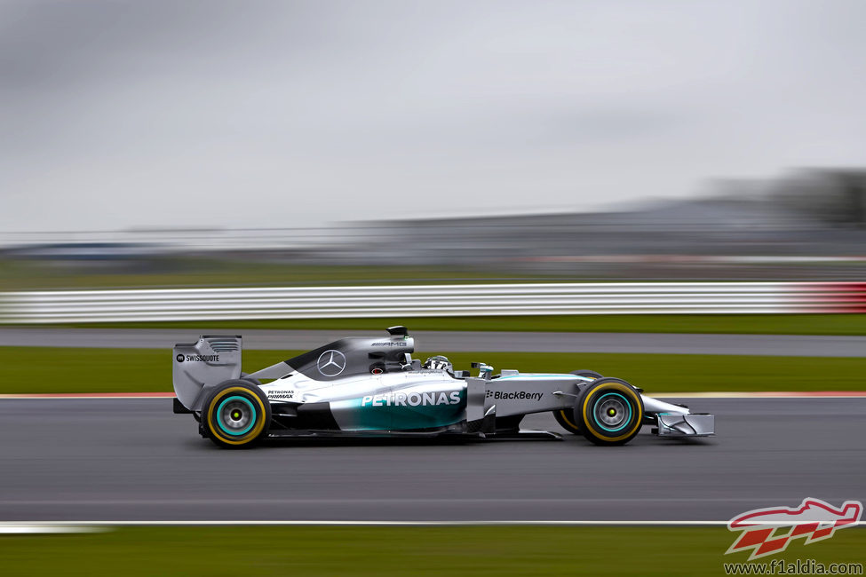 El Mercedes rueda en Silverstone