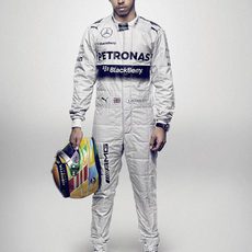Lewis Hamilton posa con el casco