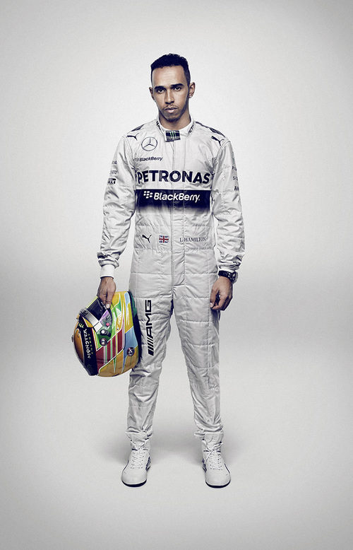 Lewis Hamilton posa con el casco