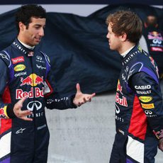 Daniel Ricciardo y Sebastian Vettel hablan en Jerez