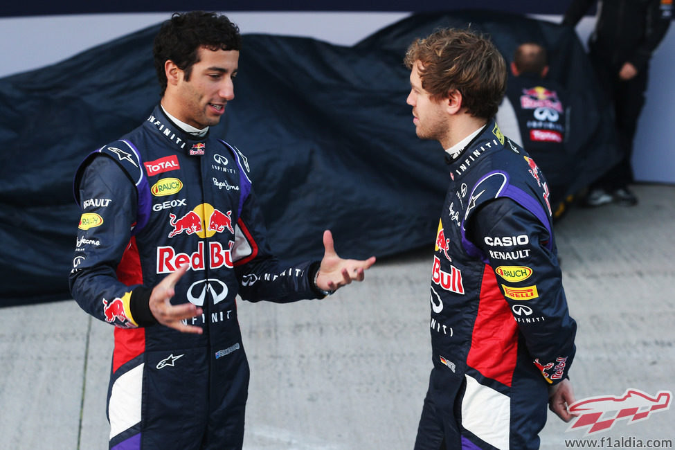 Daniel Ricciardo y Sebastian Vettel hablan en Jerez