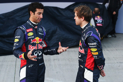 Daniel Ricciardo y Sebastian Vettel hablan en Jerez