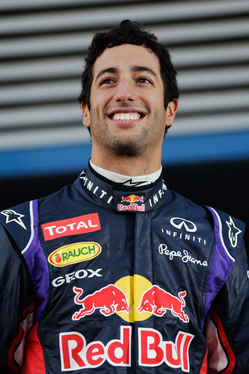 Daniel Ricciardo sonríe en la presentación del RB10