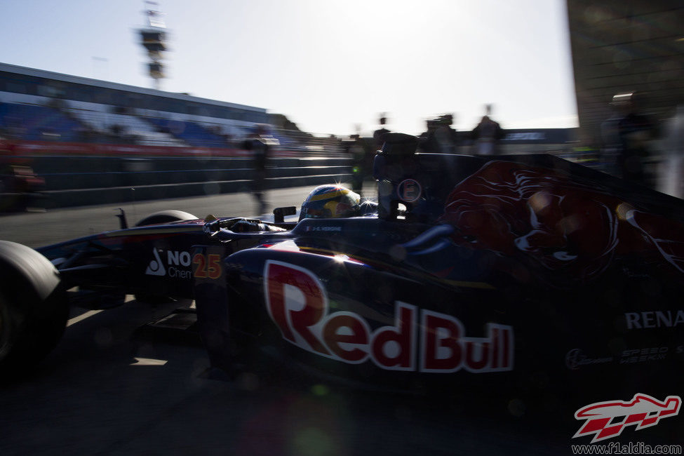 Jean-Eric Vergne sale de boxes en Jerez