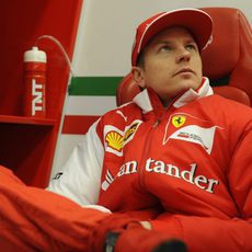 Kimi Räikkönen atiende en el box de Ferrari