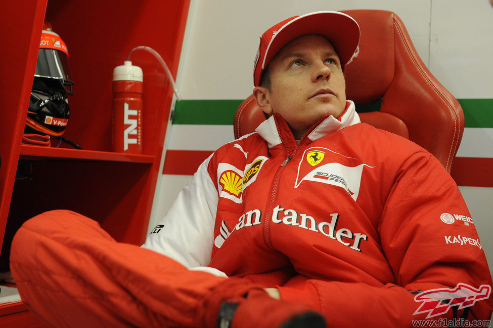 Kimi Räikkönen atiende en el box de Ferrari