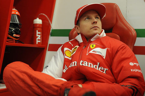 Kimi Räikkönen atiende en el box de Ferrari
