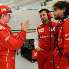 Kimi Ráikkönen charla con sus ingenieros