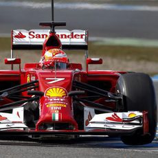 Kimi Räikkönen pilota el F14-T en Jerez
