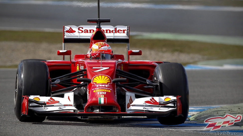 Kimi Räikkönen pilota el F14-T en Jerez