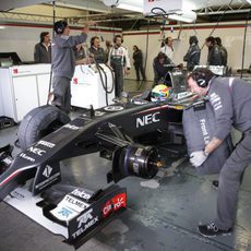 Esteban Gutiérrez en boxes con el Sauber C33