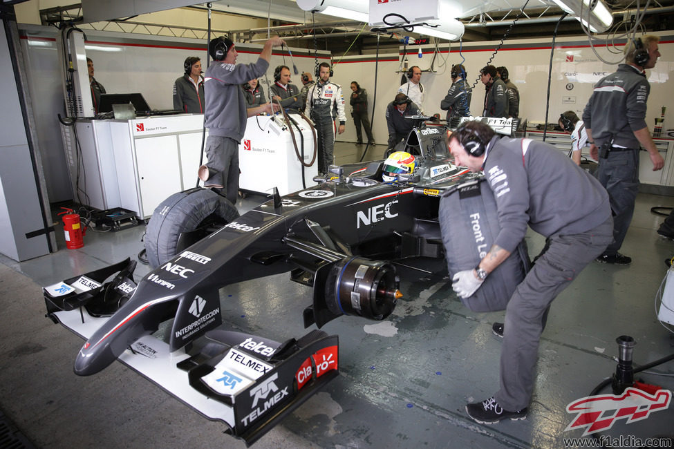 Esteban Gutiérrez en boxes con el Sauber C33