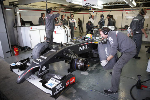 Esteban Gutiérrez en boxes con el Sauber C33