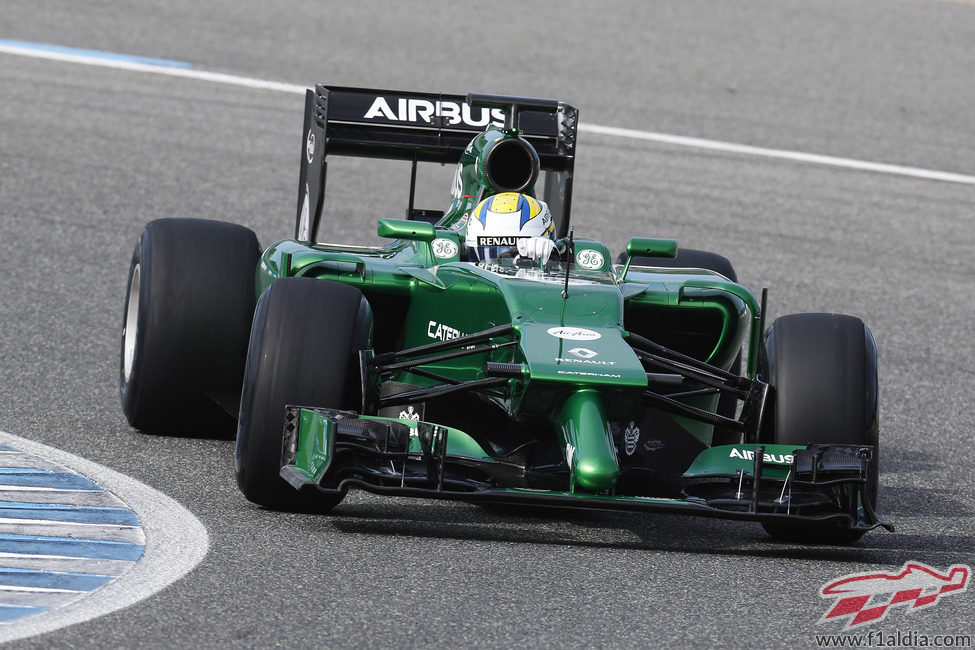 El Caterham CT05, en pista