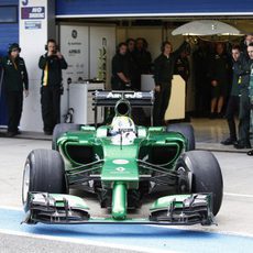 El Caterham CT05 sale del box