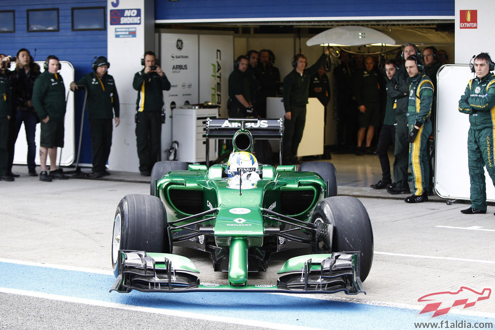 El Caterham CT05 sale del box