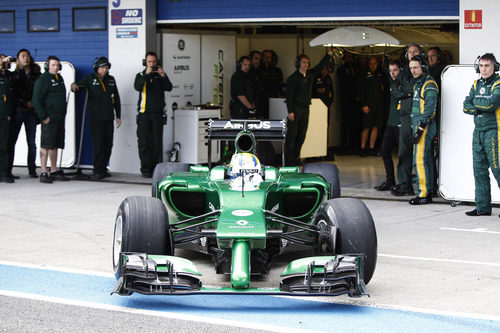 El Caterham CT05 sale del box