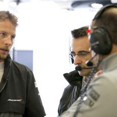 Jenson Button habla con su equipo