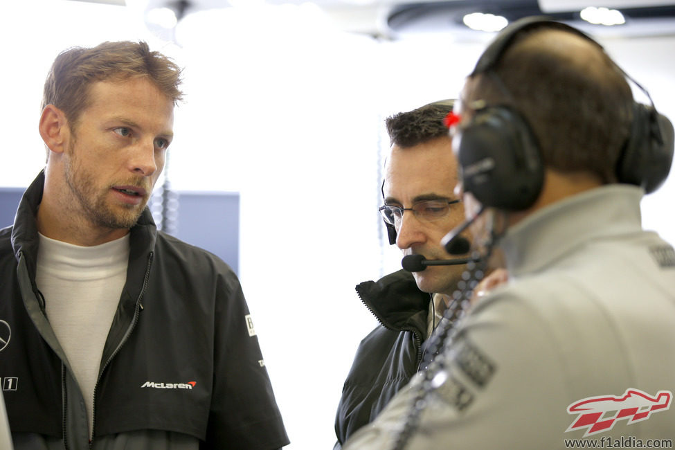 Jenson Button habla con su equipo