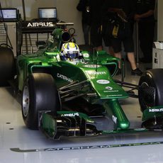 Marcus Ericsson espera en el box de Caterham