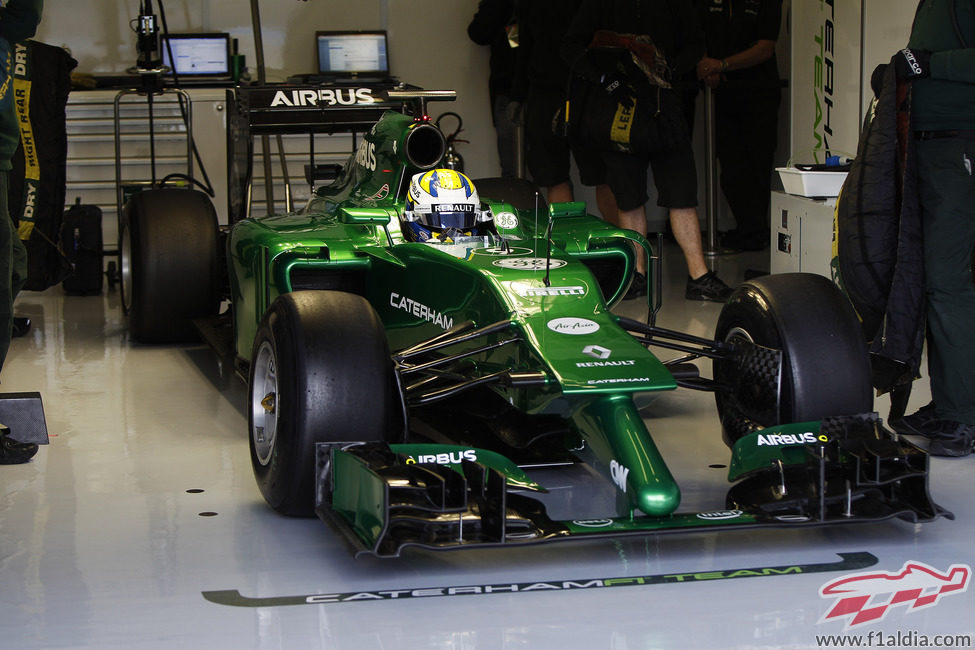 Marcus Ericsson espera en el box de Caterham