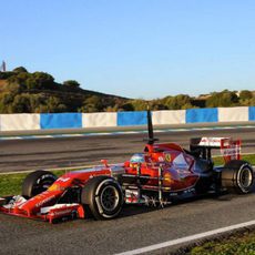 Fernando Alonso se estrena con el F14-T