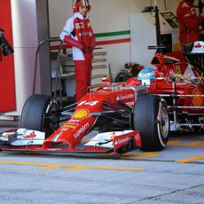 Fernando Alonso sale del box de Ferrari