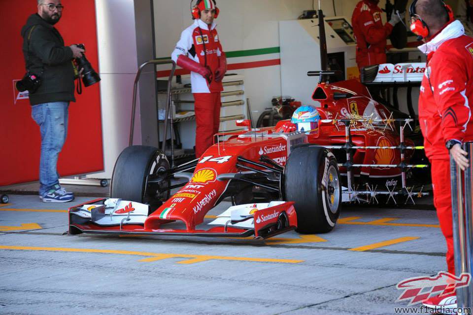 Fernando Alonso sale del box de Ferrari