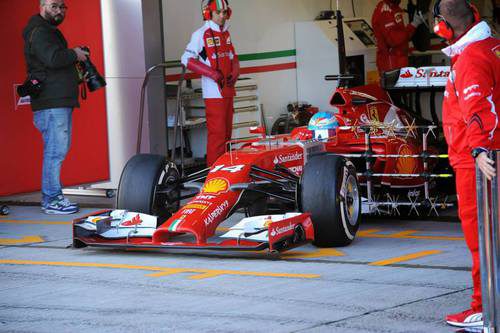 Fernando Alonso sale del box de Ferrari