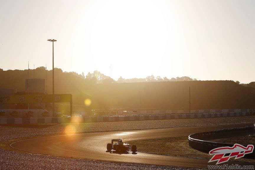Robin Frijns rueda bajo el sol de Jerez
