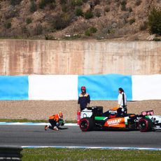 Nico Hülkenberg busca el problema debajo del coche