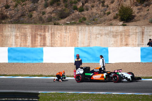 Nico Hülkenberg busca el problema debajo del coche