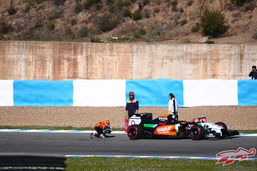 Nico Hülkenberg busca el problema debajo del coche