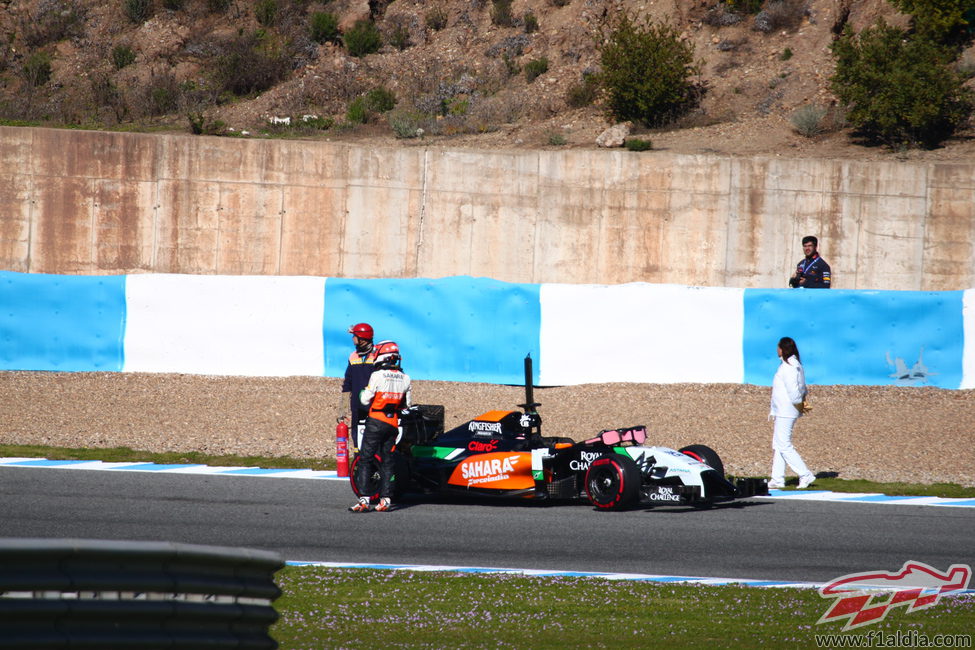 Nico Hülkenberg se queda parado en la pista